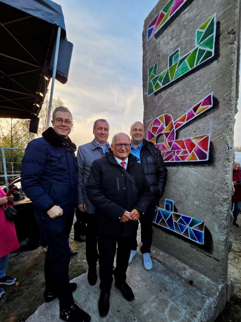 Mauerdenkmal enthüllt